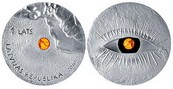 Латвия выпустила в обращение янтарные монеты